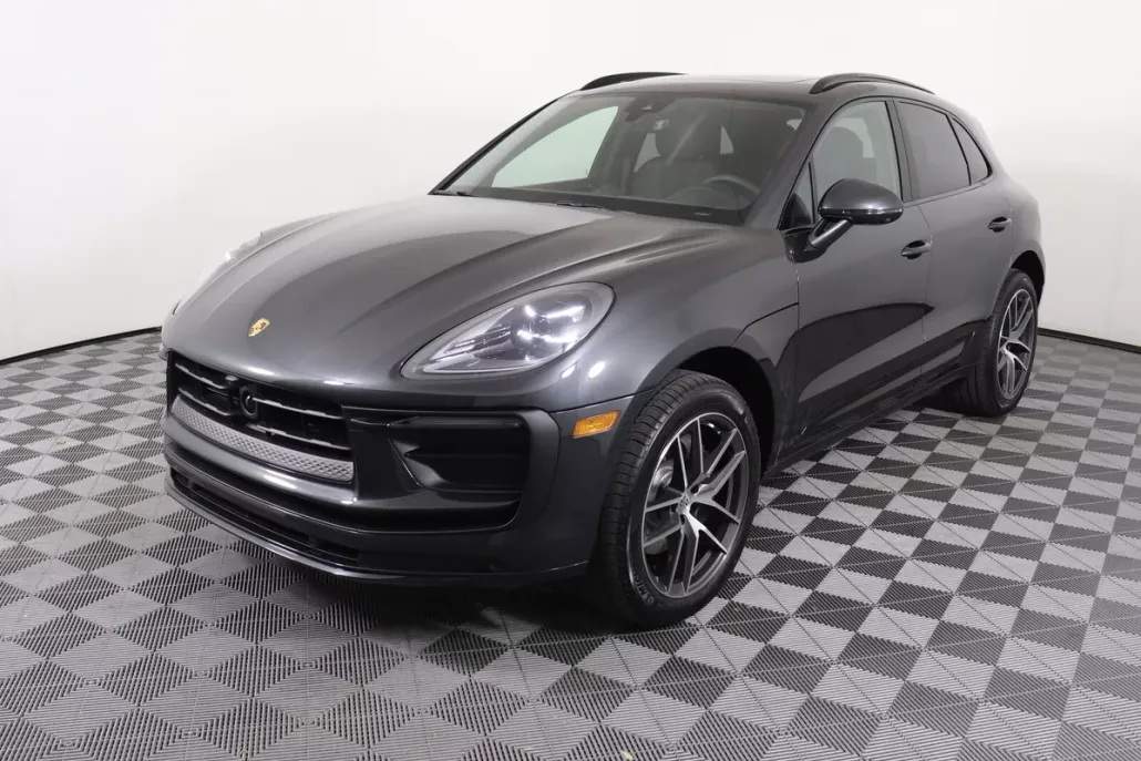 2025 Porsche Macan photo 1