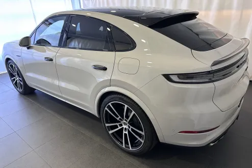 2025 Porsche Cayenne Turbo E-Hybrid photo 3