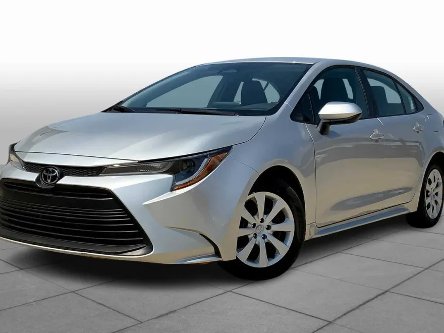 2025 Toyota Corolla LE photo 1