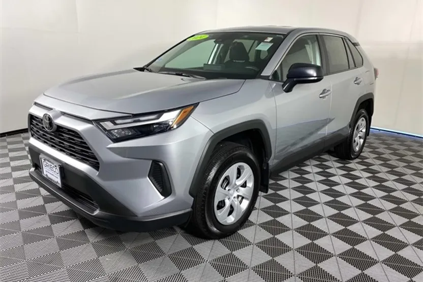2024 Toyota RAV4 LE photo 1