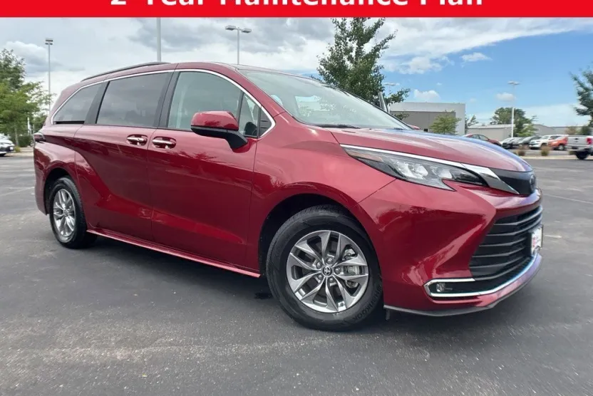 2024 Toyota Sienna XLE photo 1