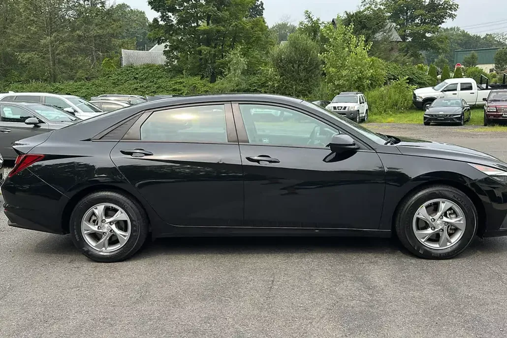 2022 Hyundai Elantra SE photo 1