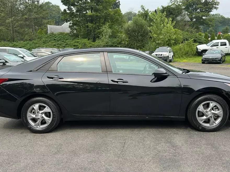2022 Hyundai Elantra SE photo 1