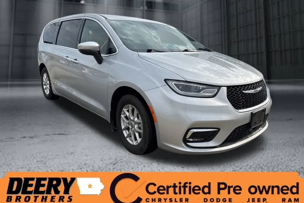 2023 Chrysler Pacifica Touring photo 1