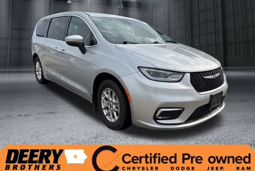 2023 Chrysler Pacifica Touring photo 1