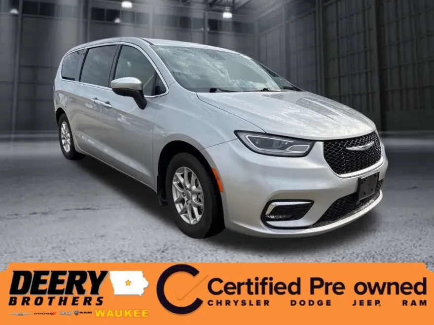 2023 Chrysler Pacifica Touring photo 1