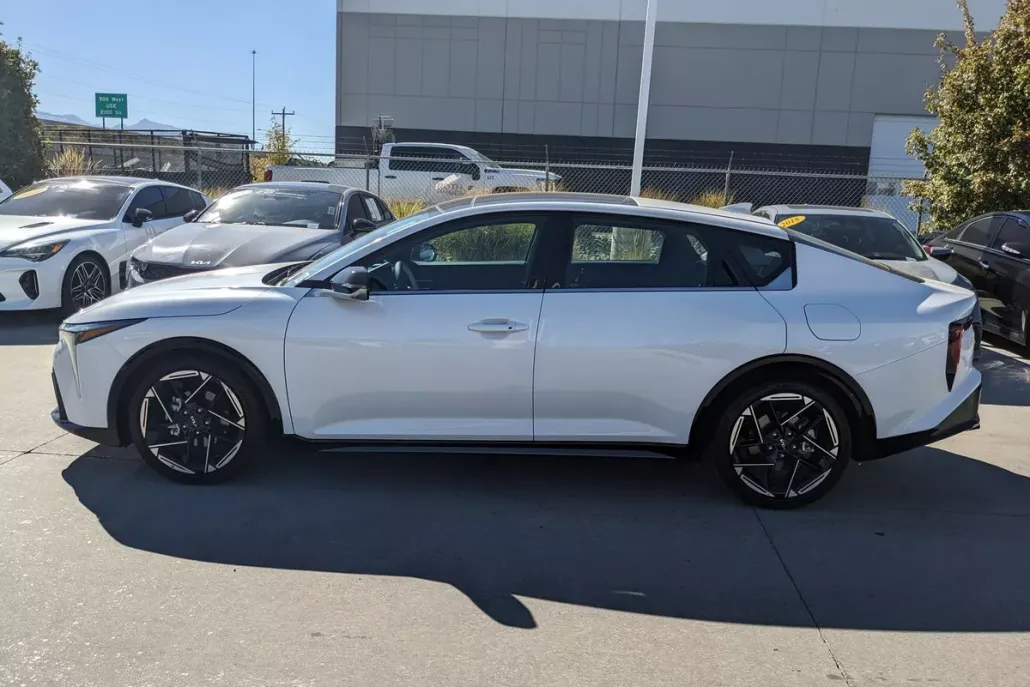 2025 Kia K4 GT-Line photo 1