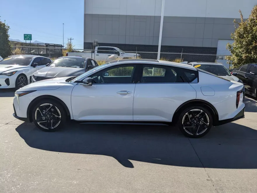 2025 Kia K4 GT-Line photo 1