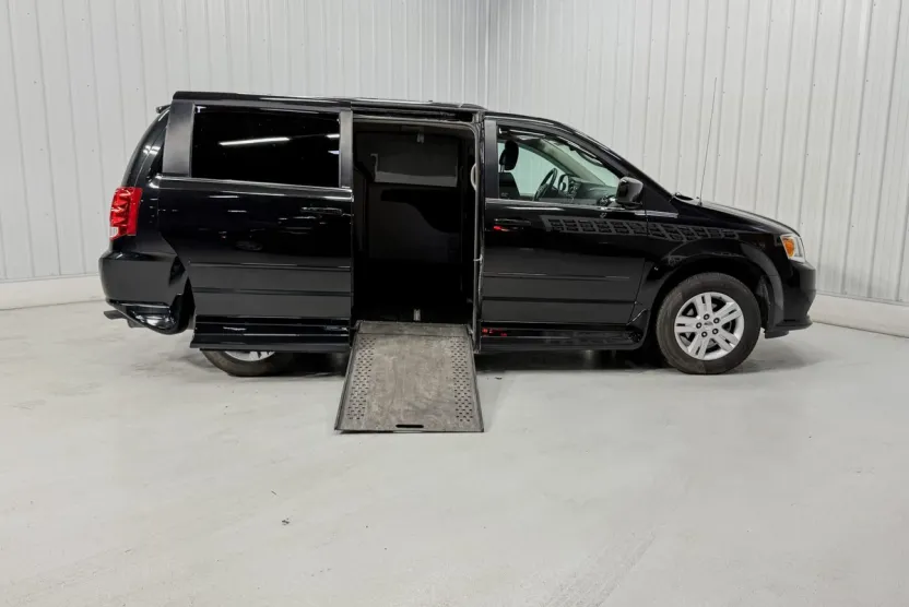 2011 Dodge Grand Caravan Crew photo 1