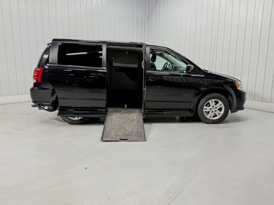 2011 Dodge Grand Caravan Crew photo 1
