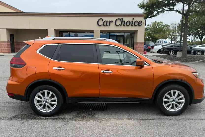 2019 Nissan Rogue SV photo 1
