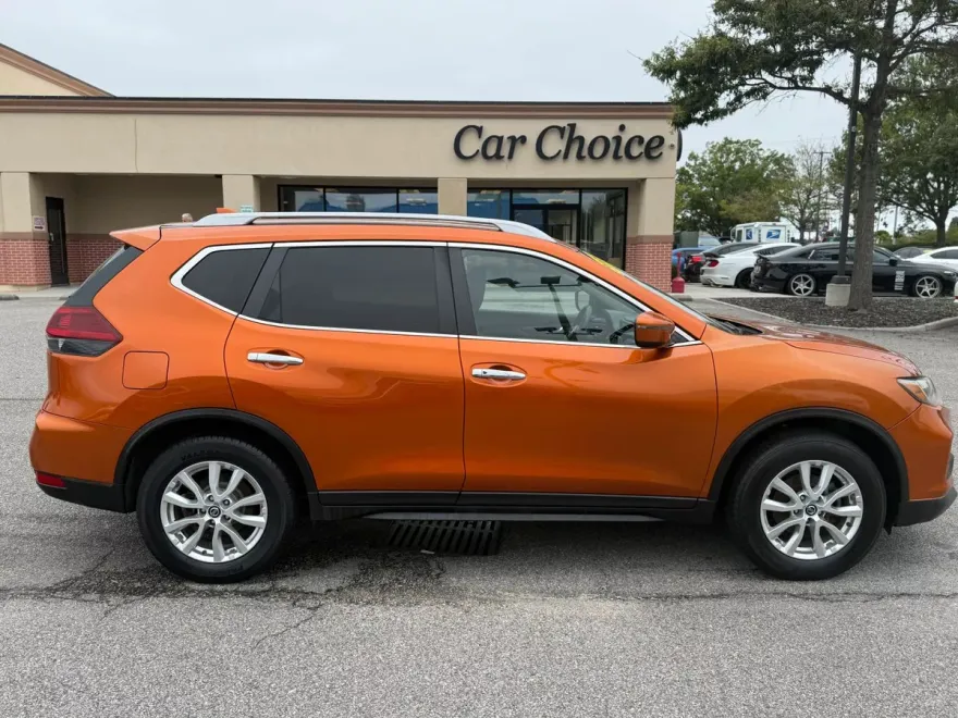 2019 Nissan Rogue SV photo 1