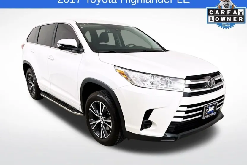 2017 Toyota Highlander LE Plus photo 1