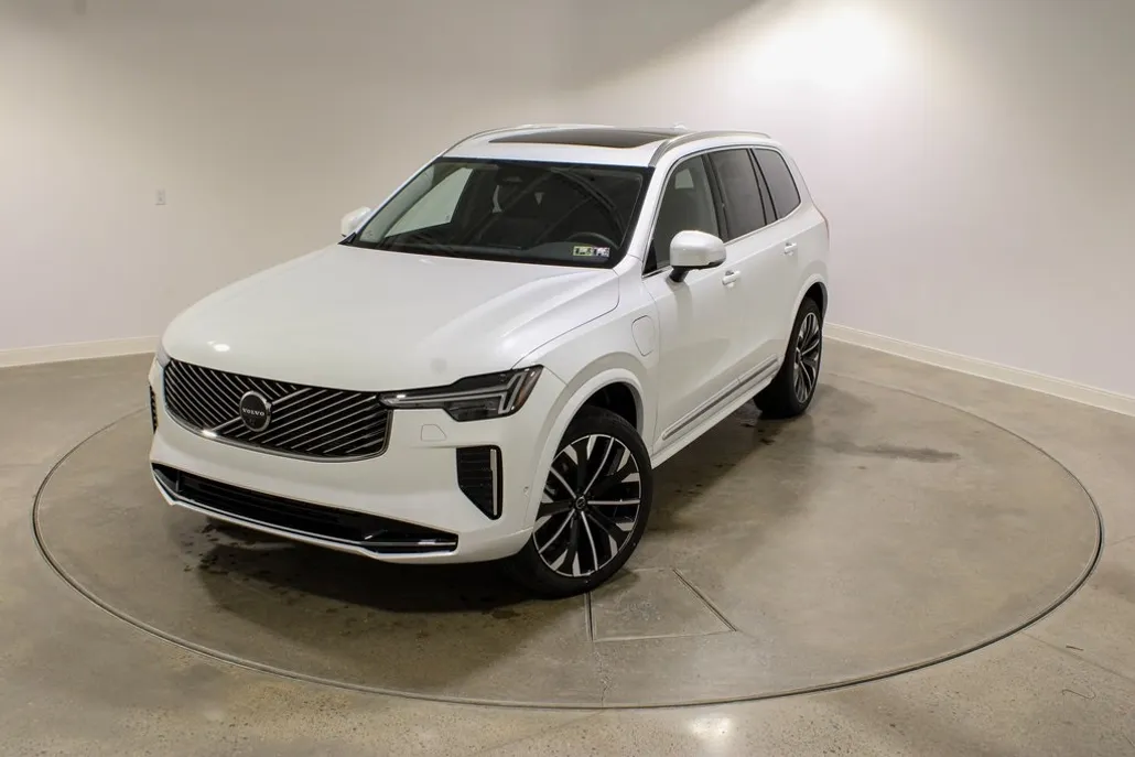 2025 Volvo XC90 T8 Plus photo 1