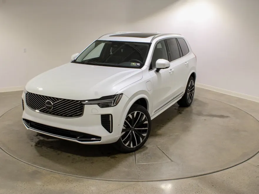 2025 Volvo XC90 T8 Plus photo 1