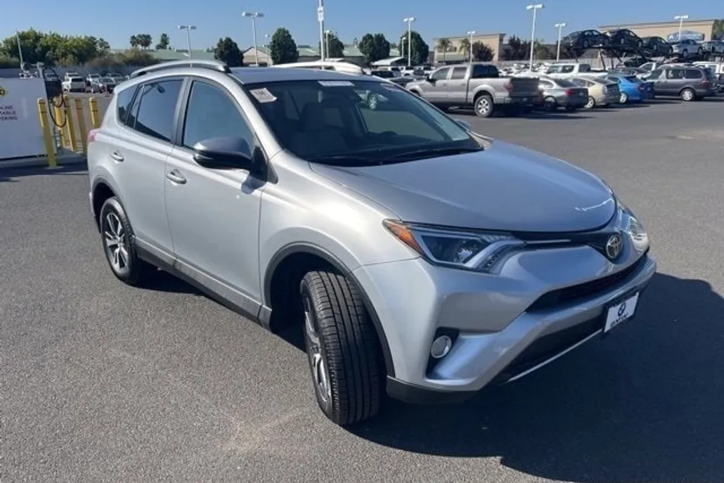 2018 Toyota RAV4 XLE photo 1