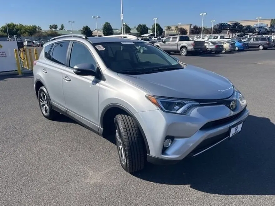 2018 Toyota RAV4 XLE photo 1