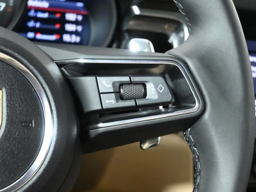2024 Porsche Macan Base photo 18
