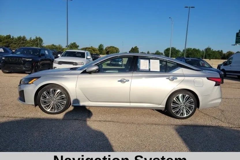 2023 Nissan Altima 2.5 SL photo 1