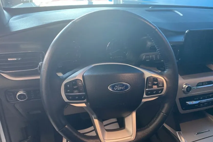 2023 Ford Explorer XLT photo 1