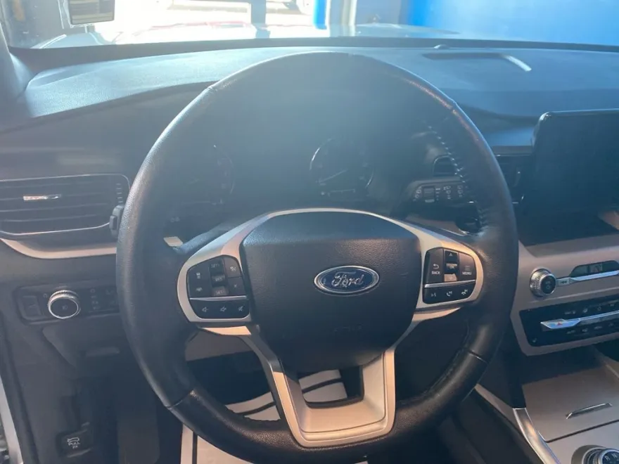 2023 Ford Explorer XLT photo 1