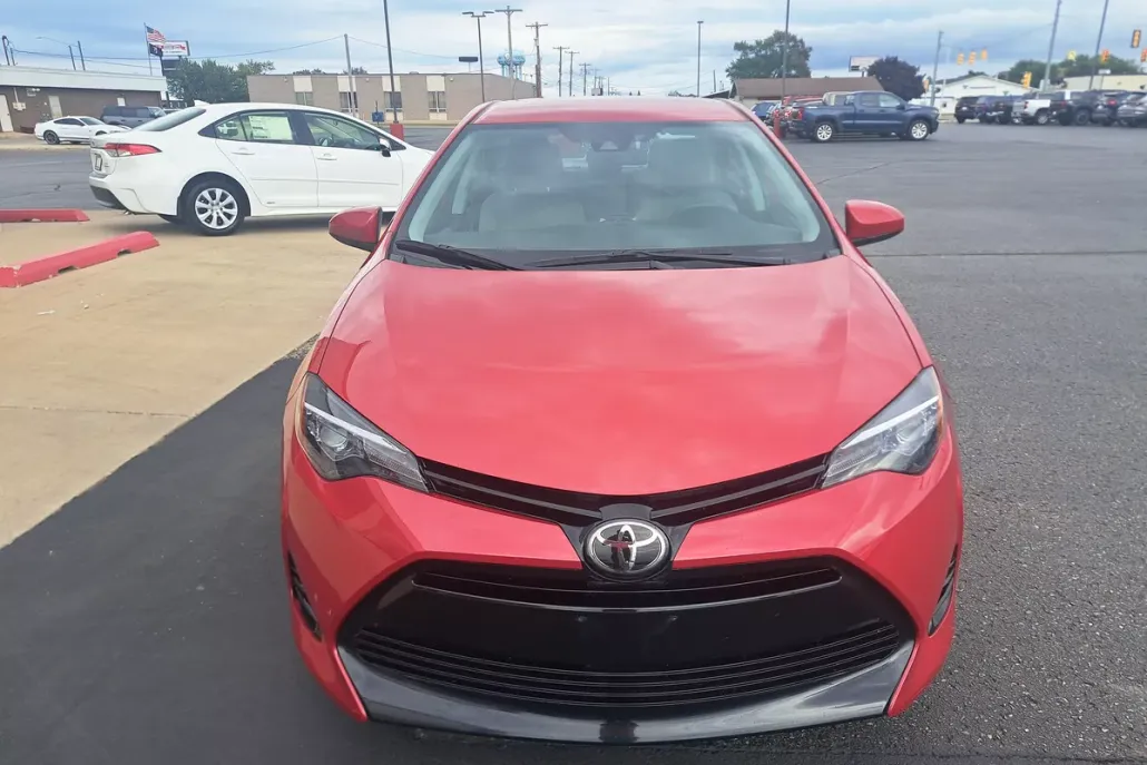 2017 Toyota Corolla LE photo 1
