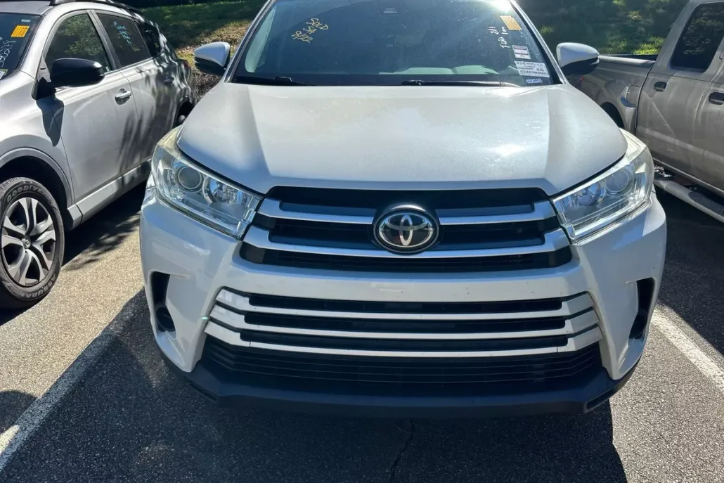 2019 Toyota Highlander LE photo 1