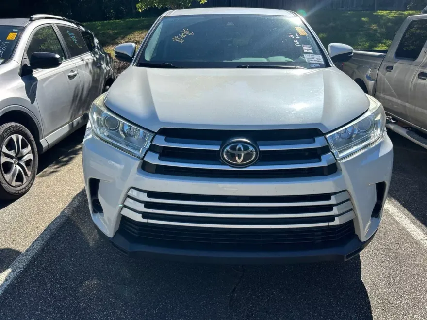 2019 Toyota Highlander LE photo 1