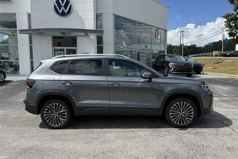 2025 Volkswagen Taos SE photo 1