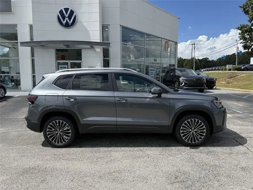 2025 Volkswagen Taos SE photo 1