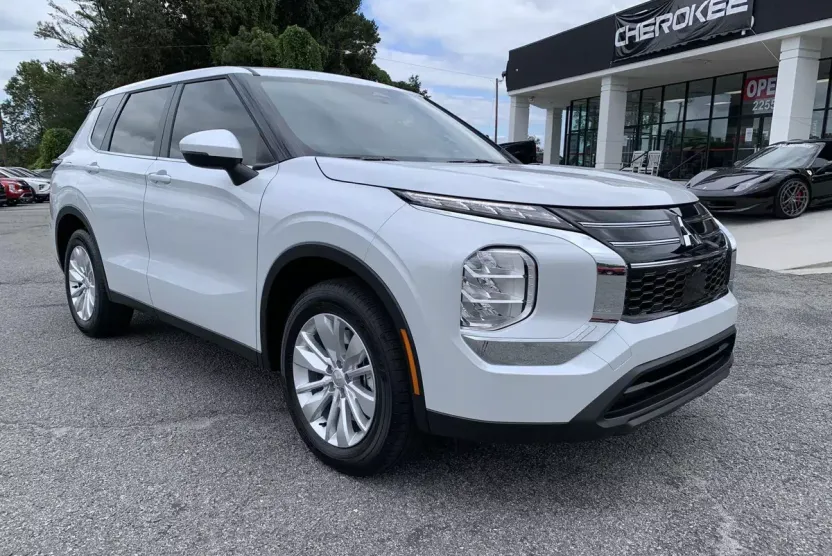 2025 Mitsubishi Outlander ES photo 1