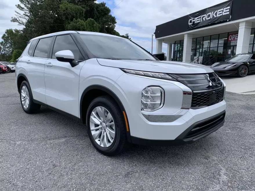 2025 Mitsubishi Outlander ES photo 1