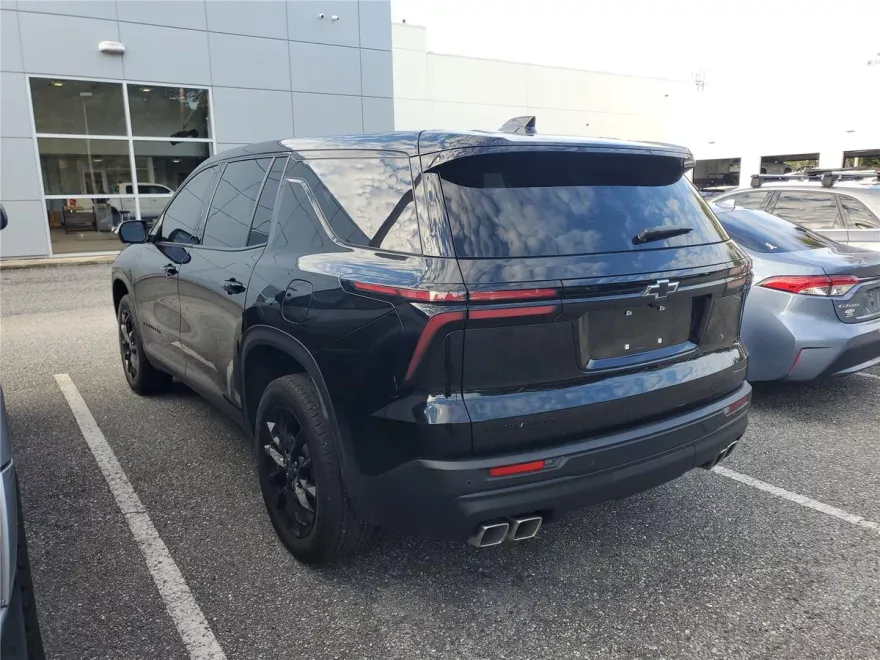 2024 Chevrolet Traverse LS photo 1