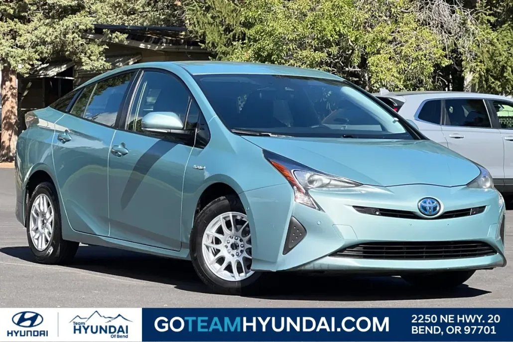 2017 Toyota Prius Three photo 1