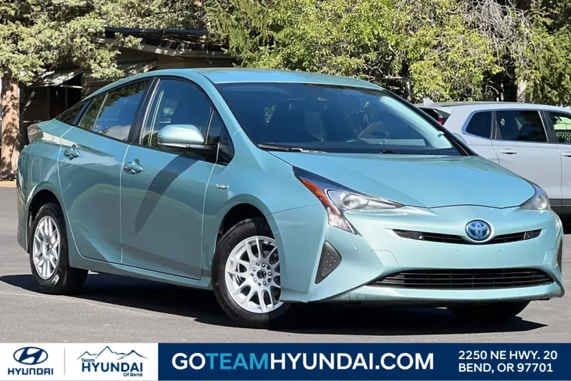 2017 Toyota Prius Three photo 1
