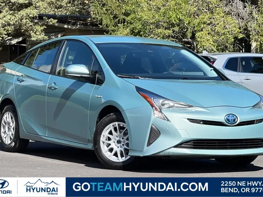 2017 Toyota Prius Three photo 1