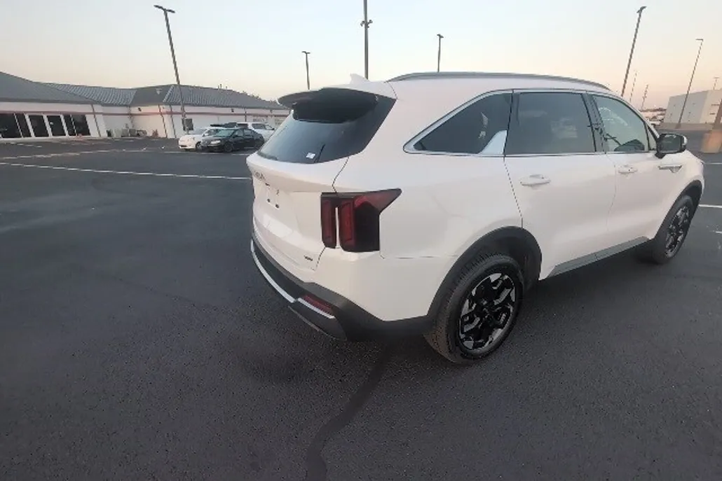 2024 Kia Sorento S photo 1