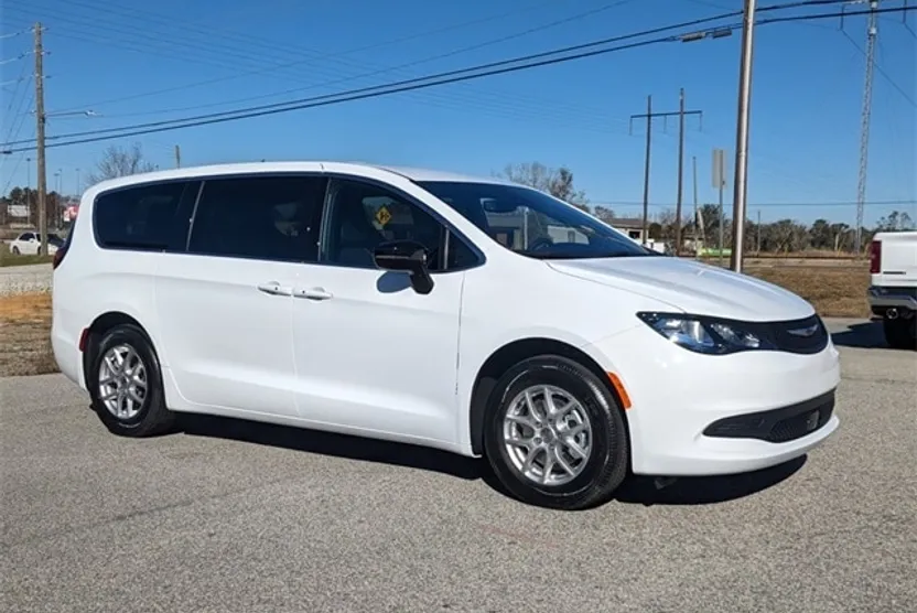 2025 Chrysler Voyager LX photo 1
