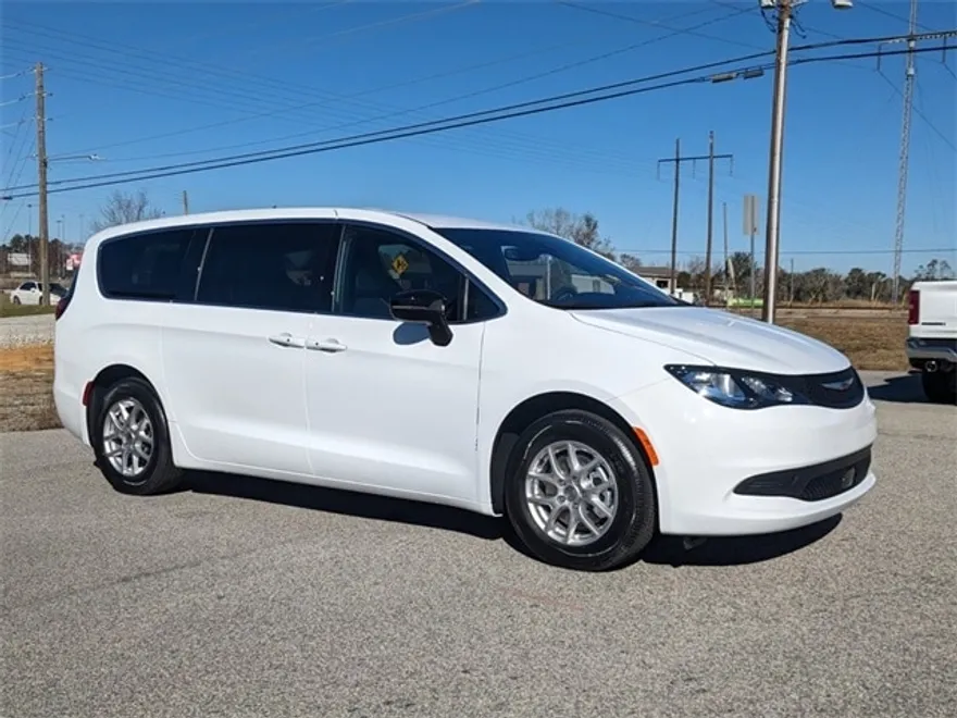2025 Chrysler Voyager LX photo 1