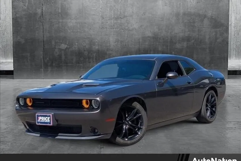 2017 Dodge Challenger SXT photo 1