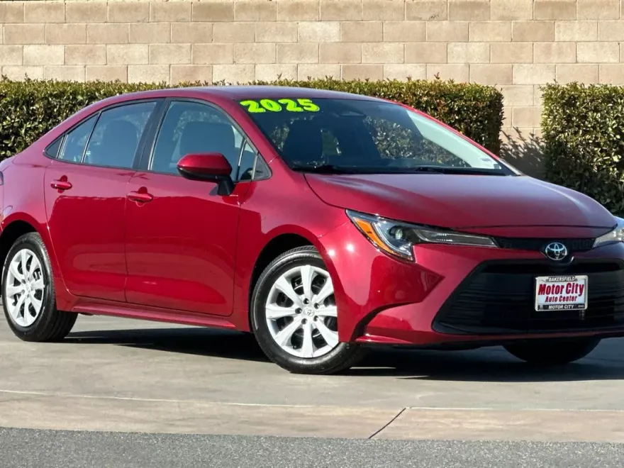 2025 Toyota Corolla LE photo 1