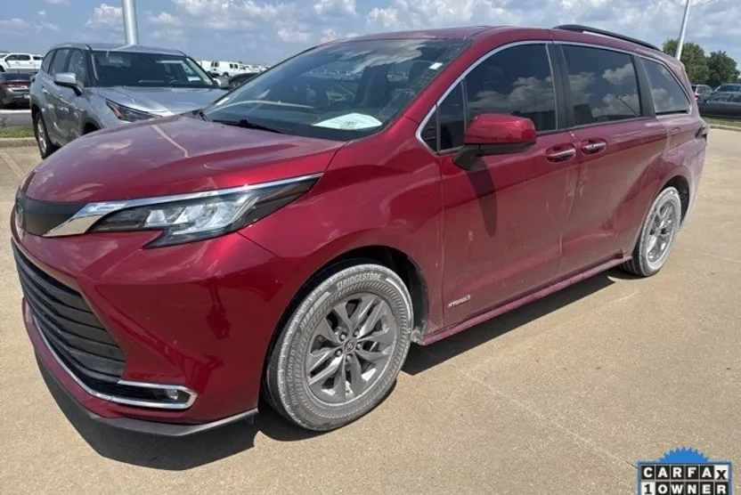 2021 Toyota Sienna XLE photo 1