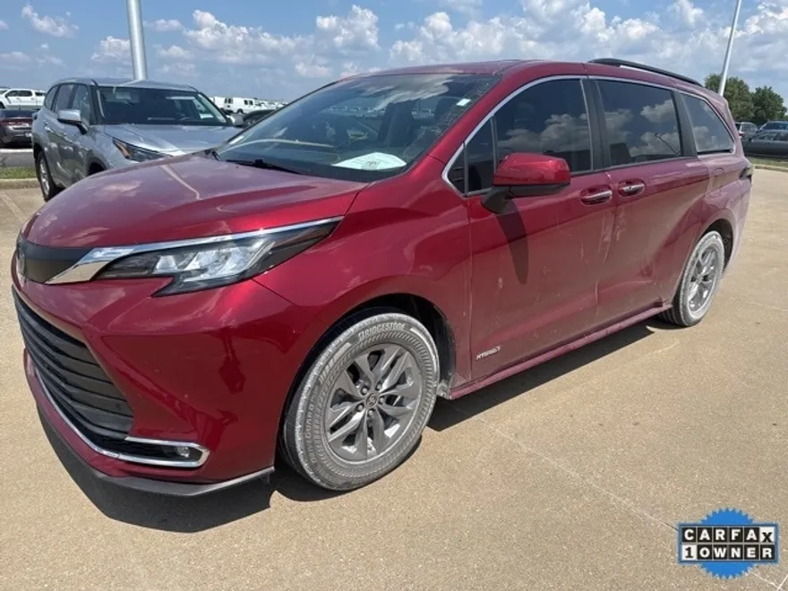 2021 Toyota Sienna XLE photo 1