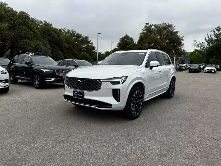 2025 Volvo XC90 Plus T8 photo 1
