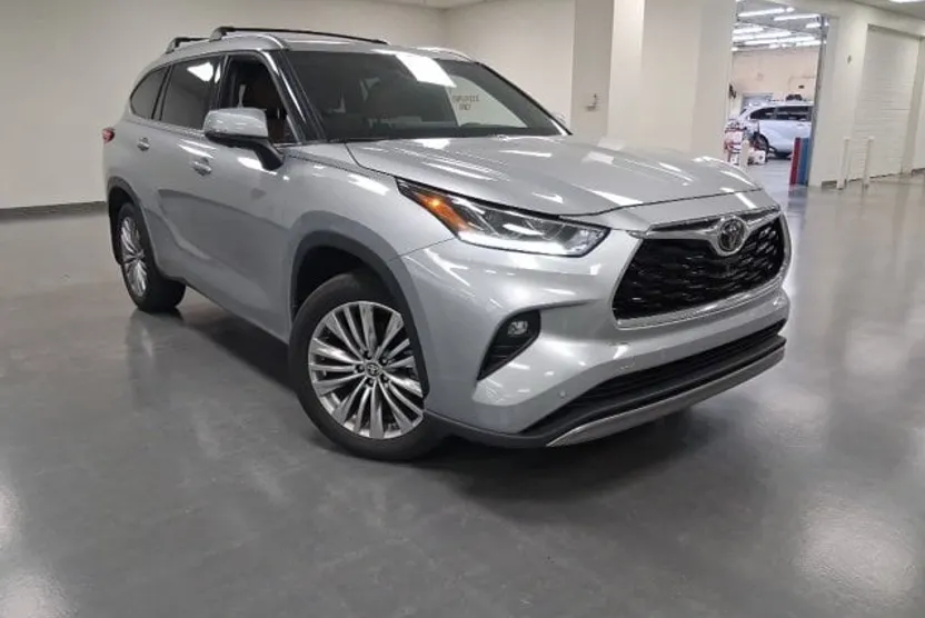 2024 Toyota Highlander LE photo 1
