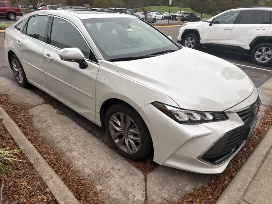 2022 Toyota Avalon XLE photo 1