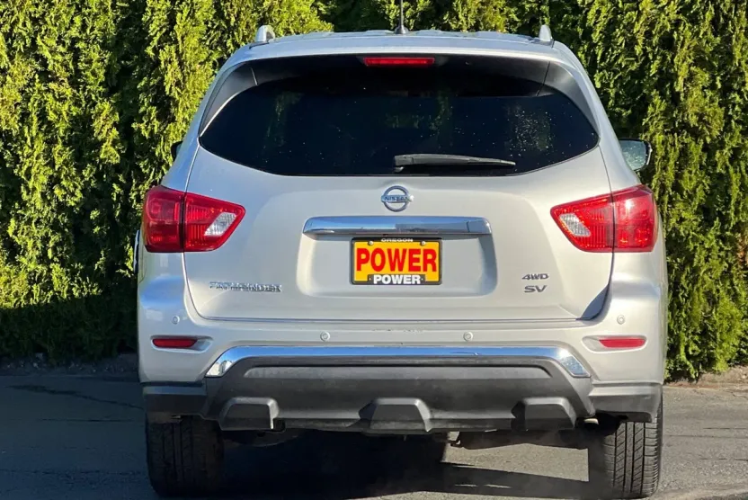 2017 Nissan Pathfinder SV photo 1