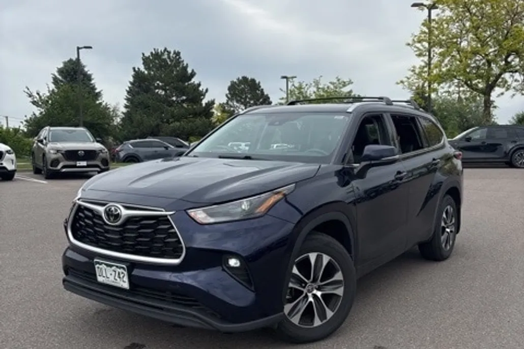 2022 Toyota Highlander XLE photo 1
