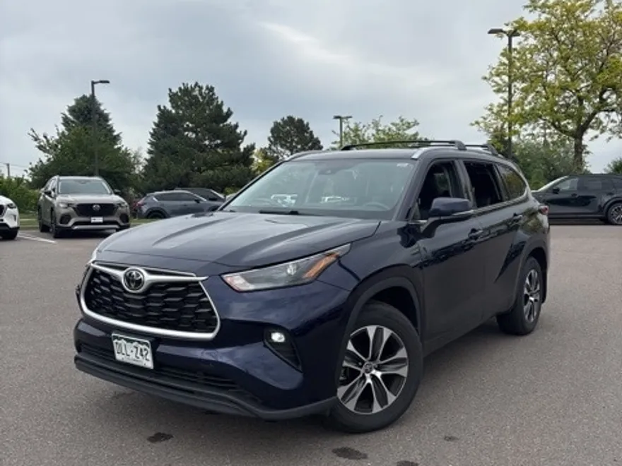 2022 Toyota Highlander XLE photo 1