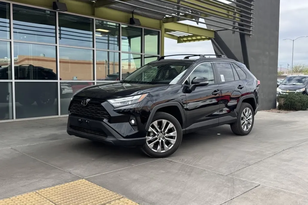 2023 Toyota RAV4 XLE Premium photo 1